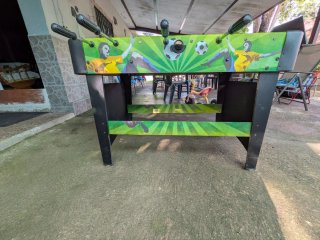 Futbolín de mesa amarillo y verde
