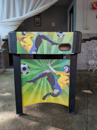 Futbolín de mesa amarillo y verde