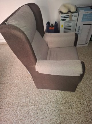 Sillón de salón beige y marrón