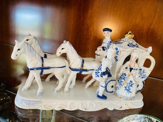 Figura Carruaje EIHO Porcelana Azul y Oro