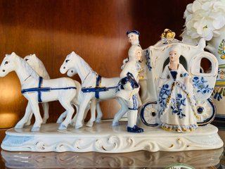 Figura Carruaje EIHO Porcelana Azul y Oro