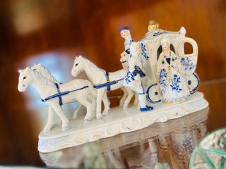 Figura Carruaje EIHO Porcelana Azul y Oro