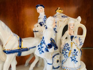 Figura Carruaje EIHO Porcelana Azul y Oro
