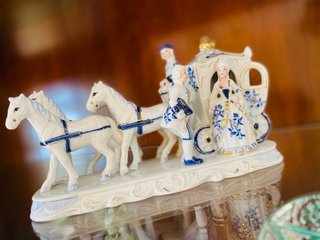 Figura Carruaje EIHO Porcelana Azul y Oro