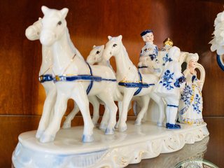 Figura Carruaje EIHO Porcelana Azul y Oro