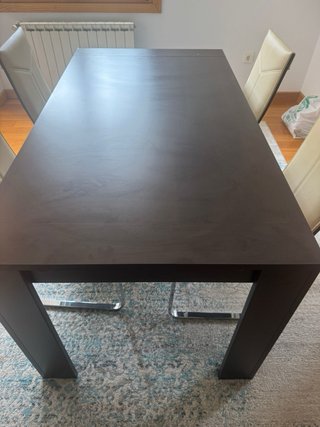 Mesa de comedor de madera y cuero