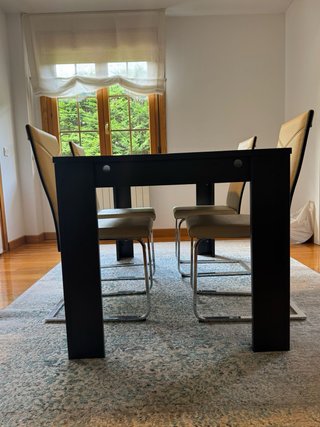 Mesa de comedor de madera y cuero