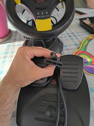 Volante y pedales gaming