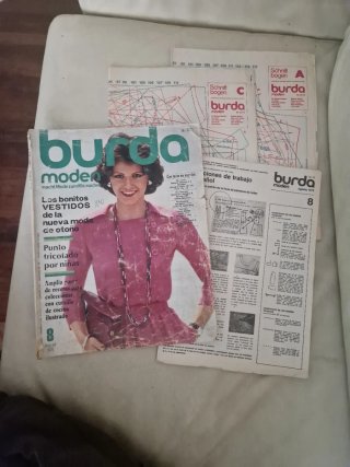 Burda revista Agosto 1975, con patrones.