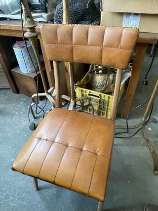 Silla de madera y cuero marrón Antigua  Artesanía