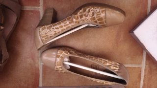 Zapatos de tacón beige con textura