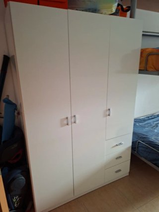 Armario pequeño blanco de madera