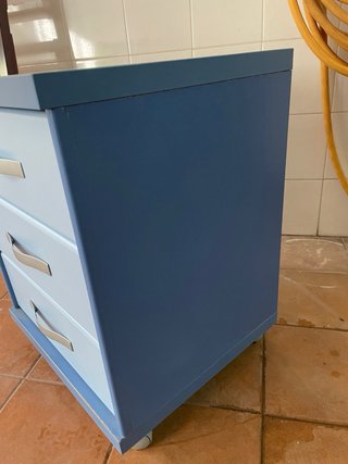 Mesita de noche azul con ruedas