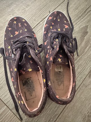 Vans azules con estampado de corazones y estrellas