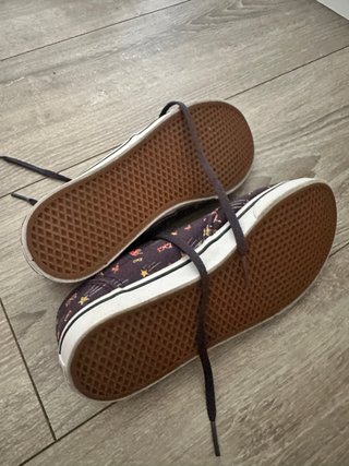 Vans azules con estampado de corazones y estrellas