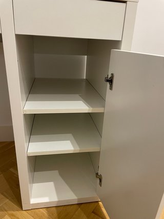 Escritorio blanco con cajón y armario