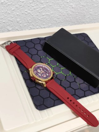 Reloj de Hombre Dorado y Rojo