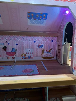 Casita de muñecas infantil de madera con mobiliari