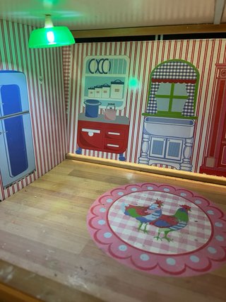 Casita de muñecas infantil de madera con mobiliari