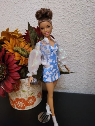 Muñeca Barbie con vestido y chaqueta