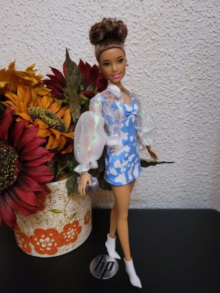Muñeca Barbie con vestido y chaqueta