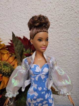 Muñeca Barbie con vestido y chaqueta