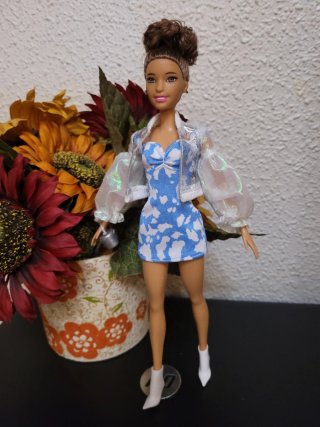 Muñeca Barbie con vestido y chaqueta
