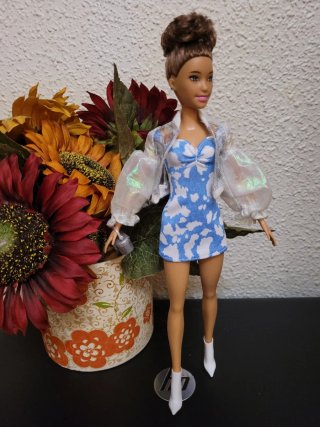 Muñeca Barbie con vestido y chaqueta