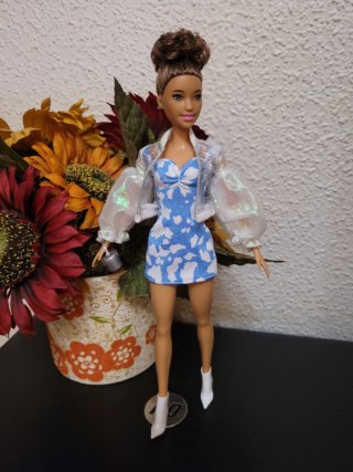 Muñeca Barbie con vestido y chaqueta