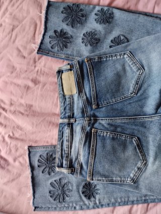 Pantalones vaqueros Desigual con flores