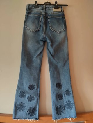 Pantalones vaqueros Desigual con flores
