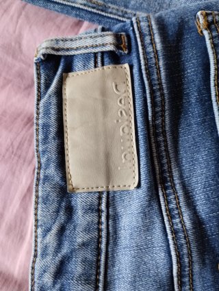 Pantalones vaqueros Desigual con flores