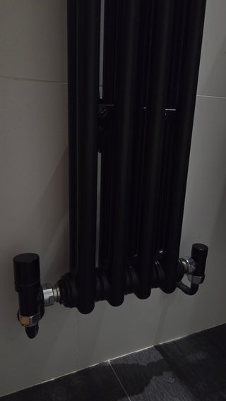 Radiador Zehnder Negro Diseño Vertical