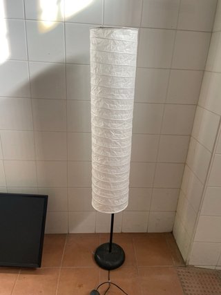 Lámpara de pie de papel blanca y negra