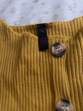Blusa amarilla de punto con botones