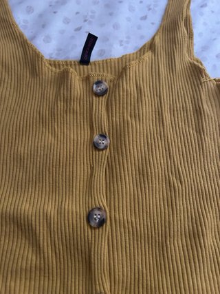 Blusa amarilla de punto con botones