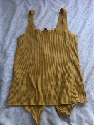 Blusa amarilla de punto con botones