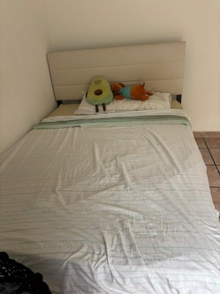 Cama individual beige y blanca
