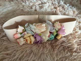 Vestido rosa con cinturón floral