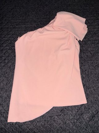 Vestido rosa con cinturón floral