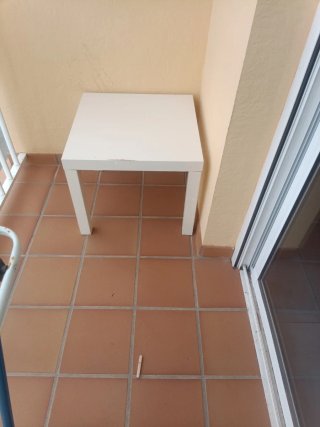 Mesa auxiliar blanca de madera