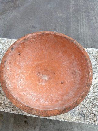 Antico coperchio in terracotta decorato
