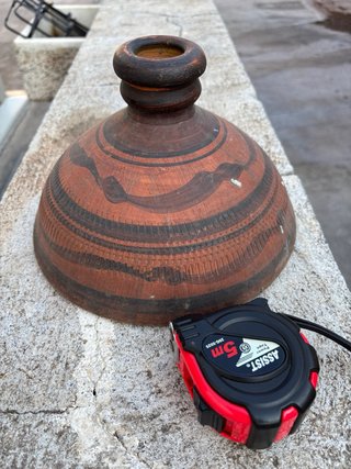 Antico coperchio in terracotta decorato