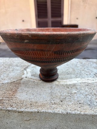 Antico coperchio in terracotta decorato