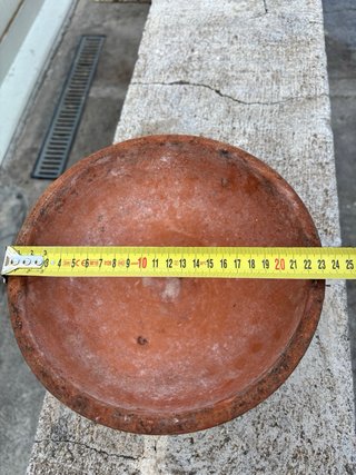 Antico coperchio in terracotta decorato