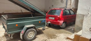 Coche Rojo con Remolque Verde