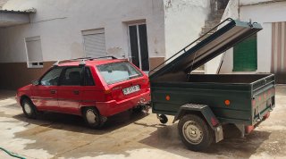 Coche Rojo con Remolque Verde