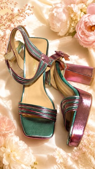 Sandalias de tacón verdes y rosas