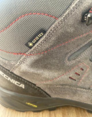 Botas senderismo nº 43, suela Vibram