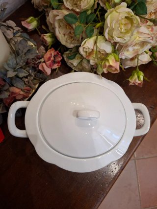 Piccola zuppiera ovale in porcellana bianca